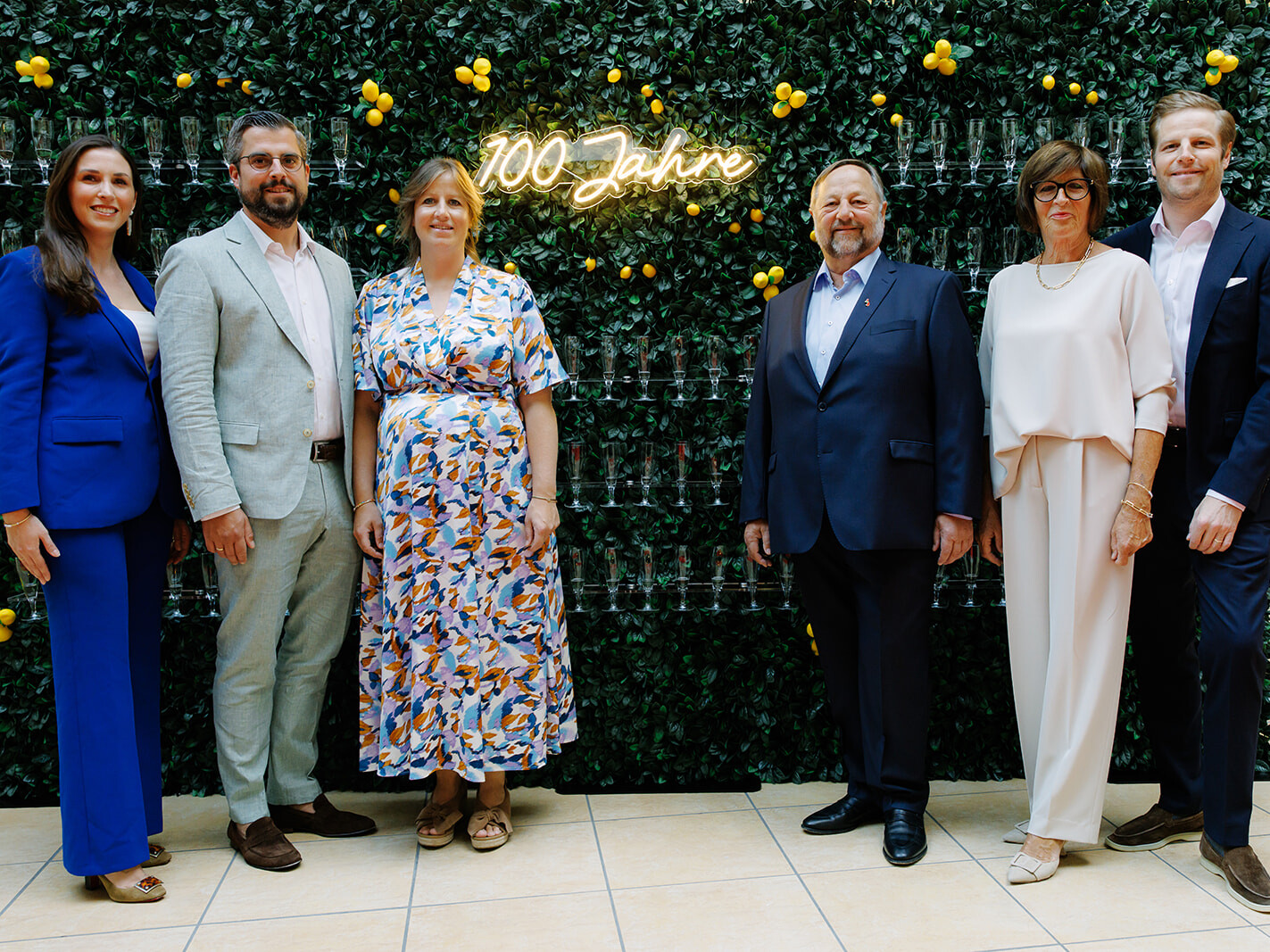 Mit einer festlichen Jubiläumsfeier im Esperanto Kultur- und Kongresszentrum in Fulda feierte die Firma Flach am 23. August 2025 ihr 100-jähriges Bestehen. Mit einer festlichen Jubiläumsfeier im Esperanto Kultur- und Kongresszentrum in Fulda feierte die Firma Flach am 23. August 2025 ihr 100-jähriges Bestehen.