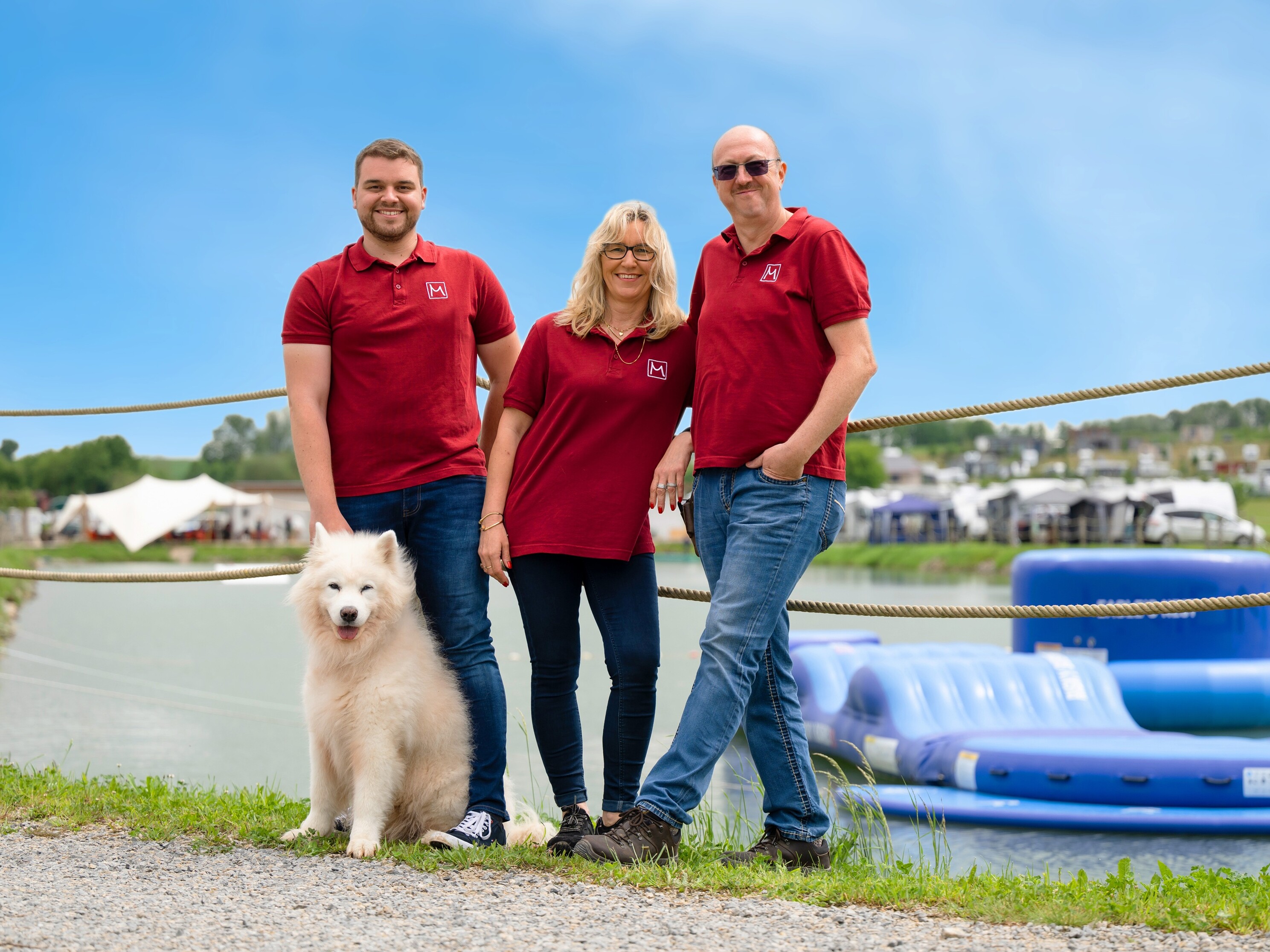 Familie Wawro-Charrier betreibt das Freizeitparadies Mohrenhof. Ein Camperfeuer mit ein paar Herzen vor einem großen Feld voller Wohnmobile.