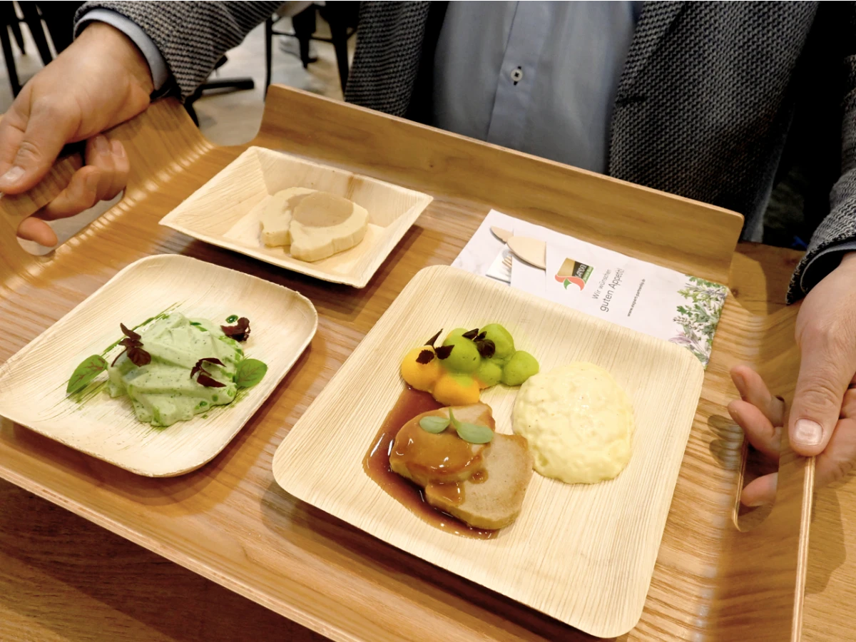 3 Gerichte auf Papptellern