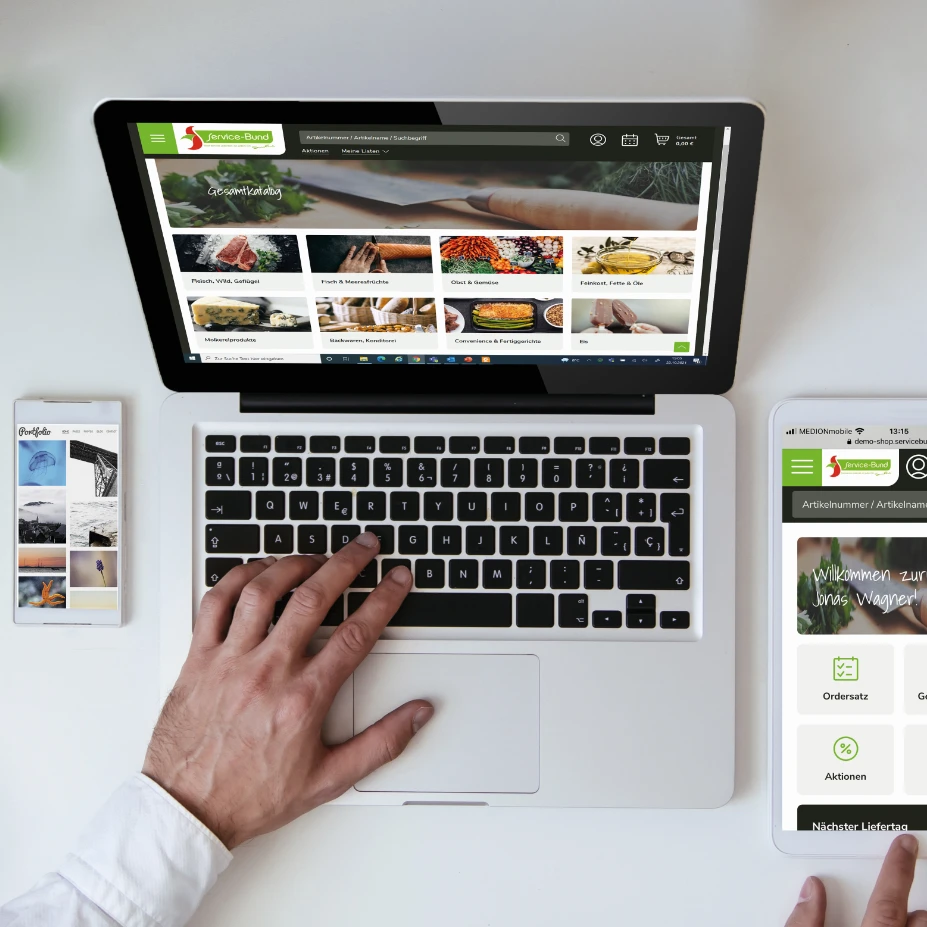 Computer und Tablet mit geöffnetem Webshop
