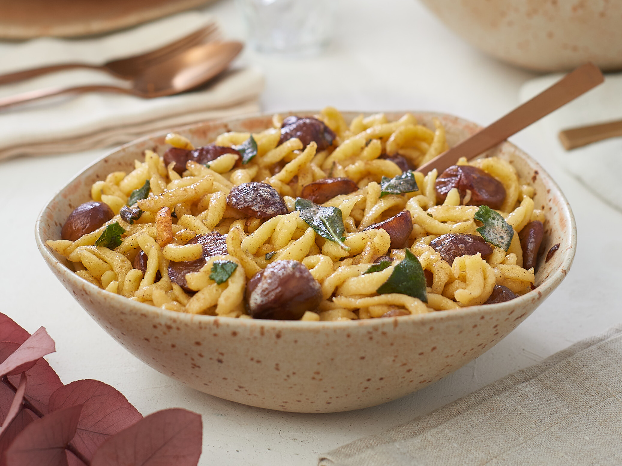 Büchertipps für den Sommer Grüne Hügel mit Bäumen und einem Haus auf der Spitze